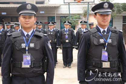 新平为巡逻队员配发单警装备--玉溪公安