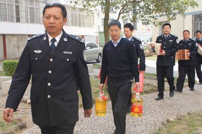 省森林公安局赵春副局长一行到玉溪慰问牺牲民警家属
