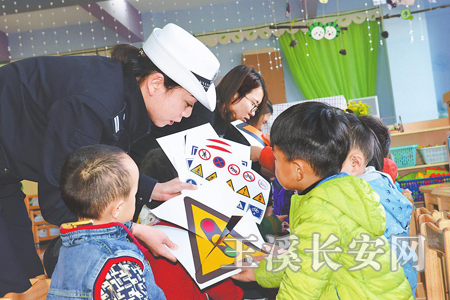 小朋友认真学习交通标志