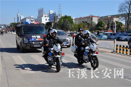 巡特警摩托车巡逻 提升平安驾驭能力-新平长安网-云南长安网 玉溪新平频道