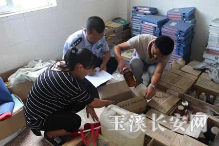 峨山警方开展校园易制爆危险化学品隐患排查整