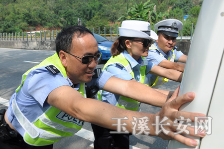 真情服务群众,用汗水践行人民警察使命。