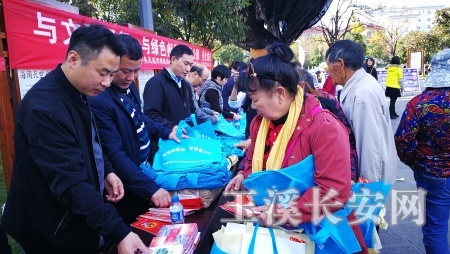 市委政法委机关开展志愿者服务进社区活动-玉