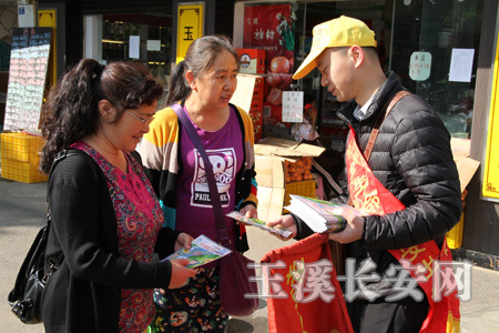 向市民发放交通安全宣传资料