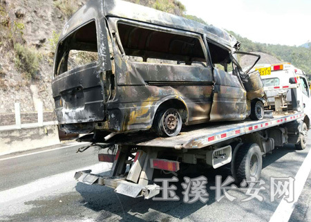 昆磨高速玉溪段一面包车被烧毁 都是疲劳驾驶