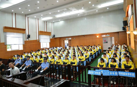 峨山法院:让初中生旁听案件庭审接受法治教育