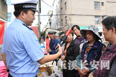 交警和志愿者宣传交通安全知识