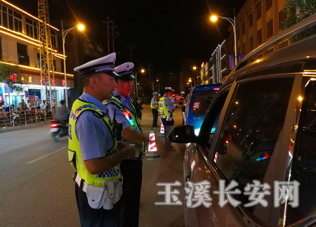 开展夜查,对酒驾交通违法行为“零容忍”。
