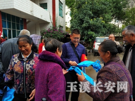 易门县委政法委党员干部到驻地社区开展志愿服