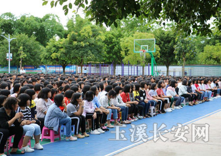 新平县水塘镇开展扫黑除恶进校园宣传活动