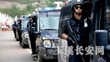 全市建立起武装处突单元,反恐力量进一步加强。 通讯员 瞿亚贤 摄