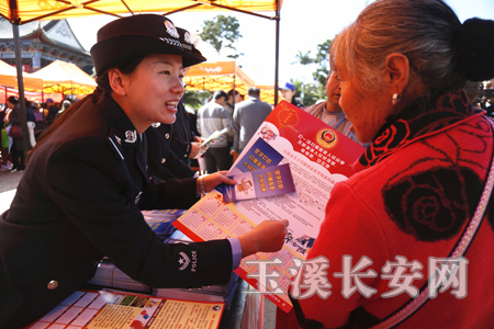 法治宣传赶集群众为扫黑除恶点赞叫好