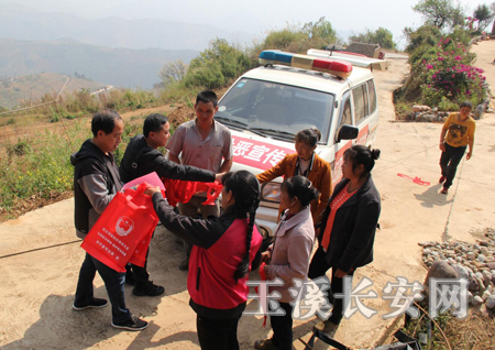 华宁县多措并举开展扫黑除恶法治宣传