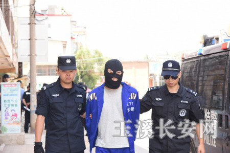 澄江警方和玉溪市局警方押解涉黑涉恶犯罪嫌疑人指认现场