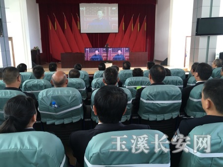 收看阅兵盛典