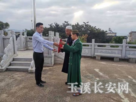 澄江县各宗教活动场所举行升国旗仪式1