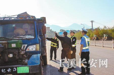 交警对货车进行检查