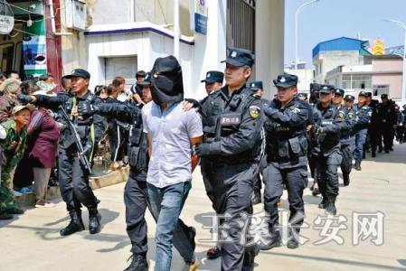 华宁县公安局在侦破盘溪高某某恶势力案件后,进行现场指认工作。