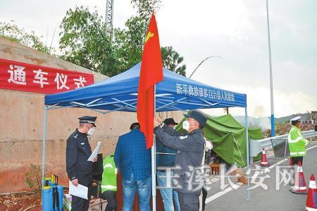 每一个治安卡点都有一面旗帜