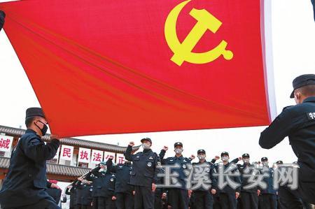 市公安局巡特警支队挑选50名队员组成“公安疫情防控应急处突突击队”。