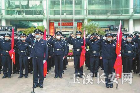 民警的宣誓声铿锵有力