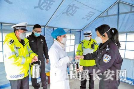 爱心饭菜送到一线执勤点