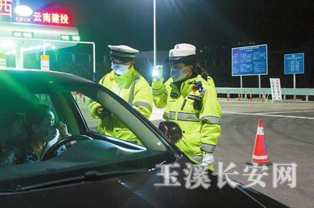 刁维(右一)与战友在卡点工作