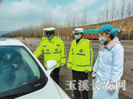 宋礼薇姐弟俩与医务人员奋战在抗疫一线