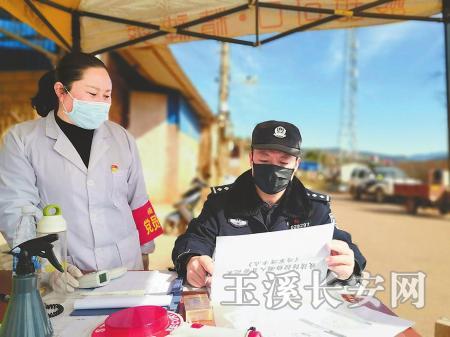 陈伦在疫情防控卡点工作