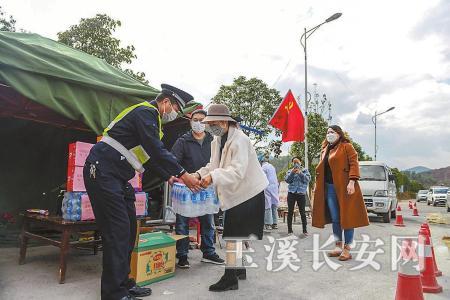 不愿透露姓名的好心人给民警送来了矿泉水
