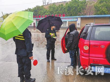 民警对过往车辆进行常规询问