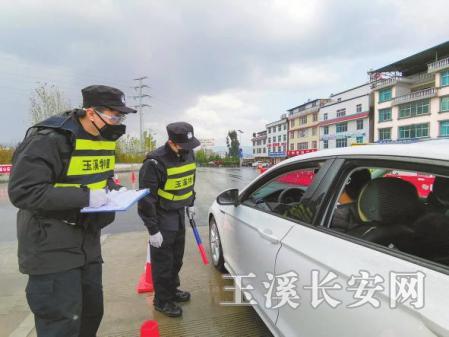 认真记录每一辆车和人员信息