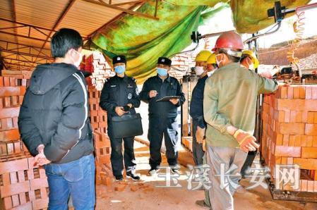 民警到复工企业检查防疫措施,提醒工人加强防护。
