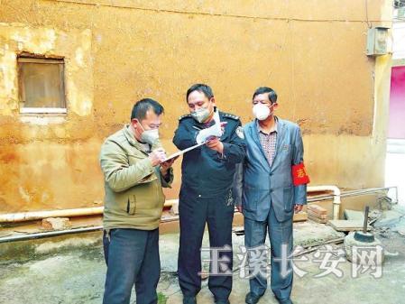民警和志愿者到社区开展宣传排查