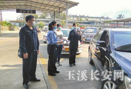 元江交警到检测站开展服务