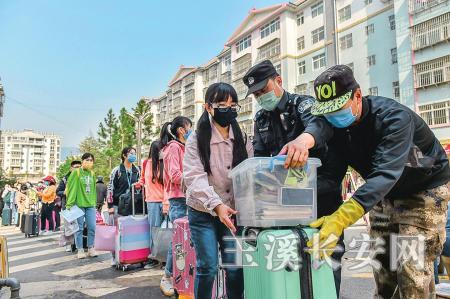 民警配合学校做好学生行李消毒工作 周利东 摄