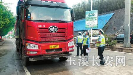 高速交警在收费站外检查货车