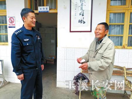 王大爷到派出所感谢民警