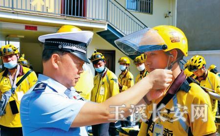 民警为外卖骑手做正确佩戴头盔示范 通讯员 张龙斌 摄