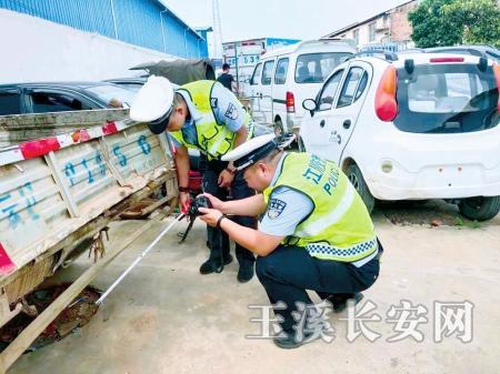 杨文刚在事故现场勘查