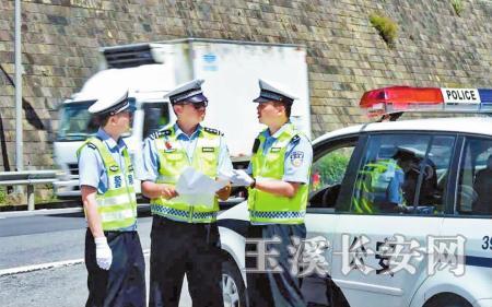 节日期间交警上路执勤 冯俊 摄