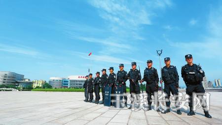 民警在聂耳广场巡逻 喻云龙 摄