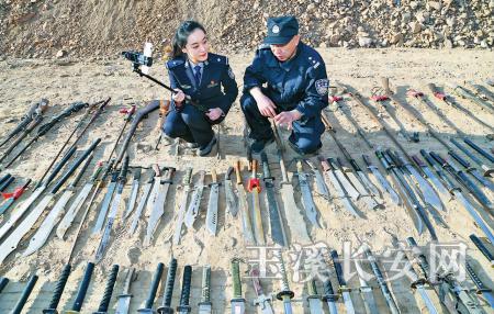 “云南警方”新媒体在销毁现场进行网络直播