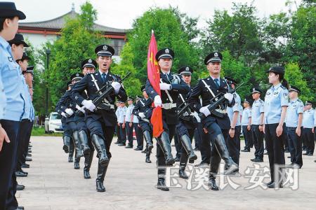 打造公安铁军 赵嵘 摄