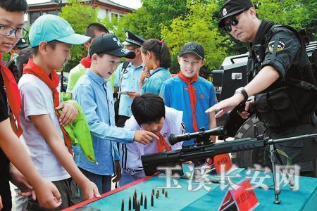 举办警营开放日活动 王绍格 摄
