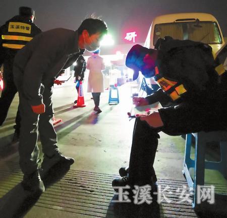 抗疫期间,民警彻夜坚守一线。 李仁培 摄