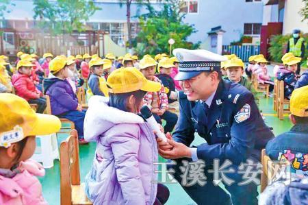 将交通安全知识送进幼儿园