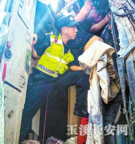 “托举哥”胡锦文肩扛伤者近一小时