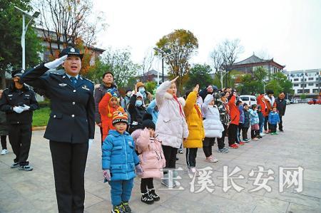 民警家属观看升旗仪式