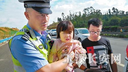 警察叔叔的暖心抱抱给在事故中受惊吓的孩子满满的安全感